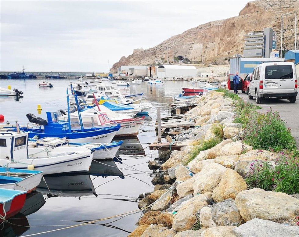 Archivo - Fondeadero del puerto pesquero de Almería. 
