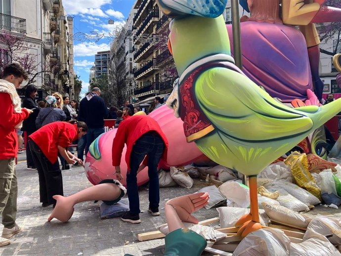 Archivo - Imagen de archivo de la caída de un ninot de la falla Félix Pizcueta-Ciril Amorós tras colapsar por el agua acumulada