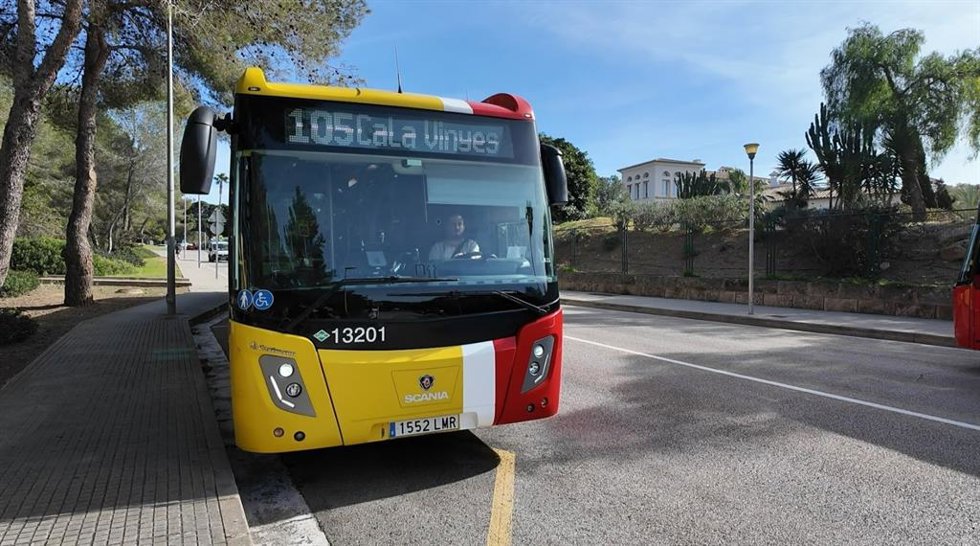 Archivo - Autobús del TIB con cartel de cala Vinyes