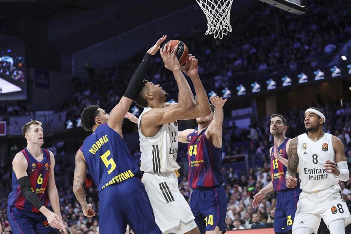 Archivo - Miles Norris of FC Barcelona, Walter Tavares of Real Madrid and Joel Parra of FC Barcelona in action during the Turkish Airlines EuroLeague Regular Season Round 22 match between Real Madrid and FC Barcelona at Movistar Arena on January 16 2026, 