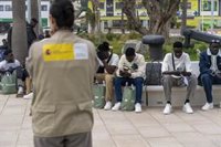 Más de cien migrantes del CETI de Ceuta parten hacia otras comunidades autónomas
