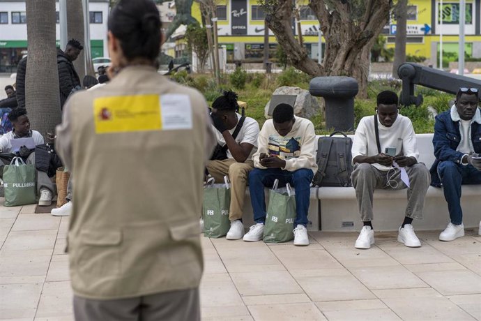 Varias personas salen este martes del Centro de Estancia Temporal de Inmigrantes (CETI) de Ceuta