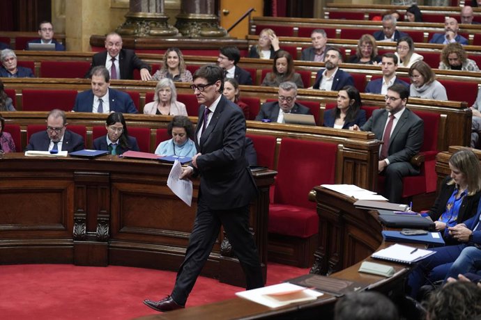 Archivo - El president de la Generalitat, Salvador Illa, durant una sessió de control 