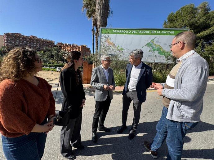 El secretario general del PSOE de Málaga, Josele Aguilar, ha exigido al presidente de la Junta de Andalucía, Juanma Moreno, que cumpla con la ciudad de Benalmádena y no se comporte como un "gorrón institucional".