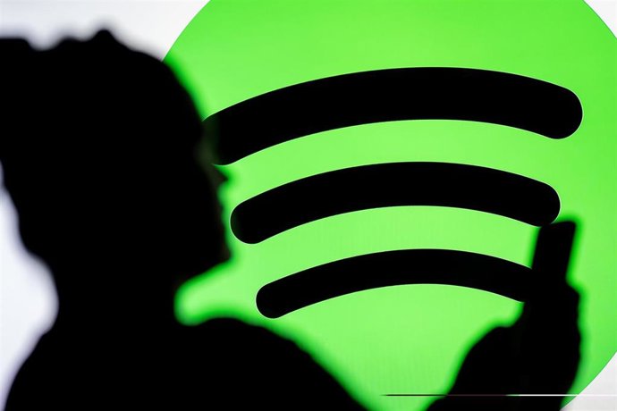 Archivo - Ilustración de un usuario junto al logo de Spotify.