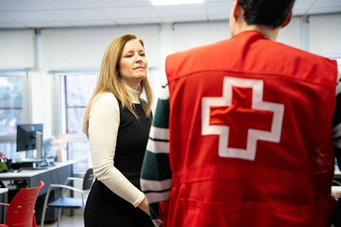Archivo - La consejera de Familia, Juventud y Asuntos Sociales de la Comunidad de Madrid, Ana Dávila, visita el Centro de Acogida Temporal San Blas para personas sin hogar, a 8 de enero de 2026, en Madrid (España). Durante su visita la consejera ha hecho 