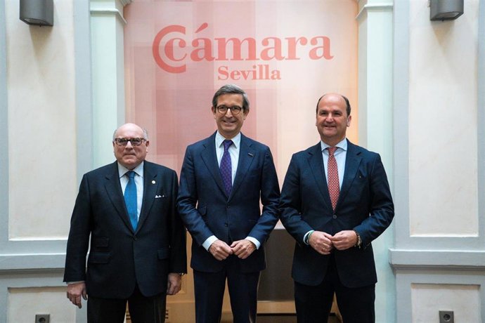 El consejero de Industria, Jorge Paradela, en el centro de la imagen.