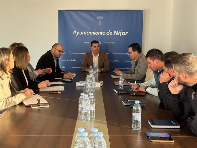 El alcalde de Níjar (Almería), José Francisco Garrido, preside la reunión de coordinación para la erradicación del chabolismo en el municipio.