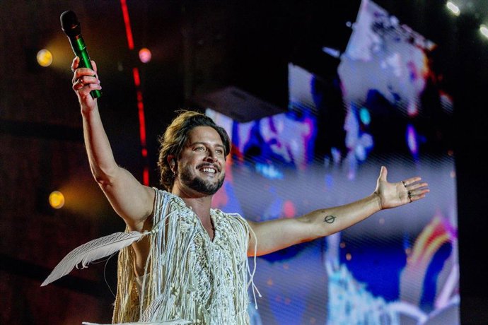 Archivo - El cantante Manuel Carrasco durante un concierto en Madrid en 2025.