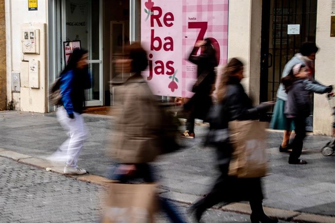 Archivo - Imagen de comercios en las rebajas de enero
