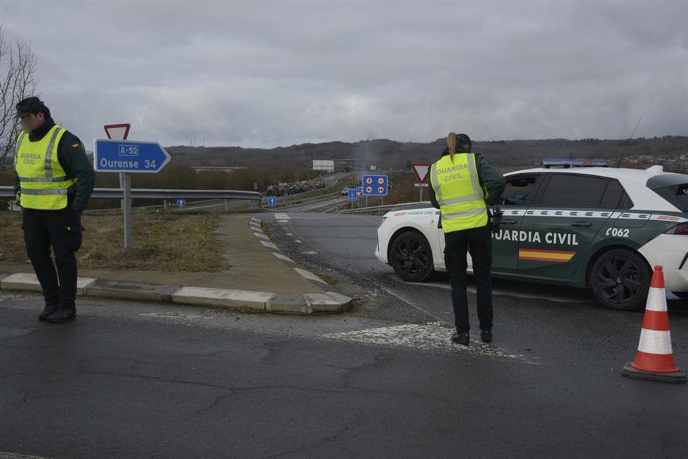 Archivo - La guardia civil vigila el corte de la A-52 por parte de agricultores y ganaderos con tractores y rollos de paja, a 10 de enero de 2026, en Xinzo de Limia, Orense, Galicia (España). El corte, que afecta a los dos carriles de circulación de la 