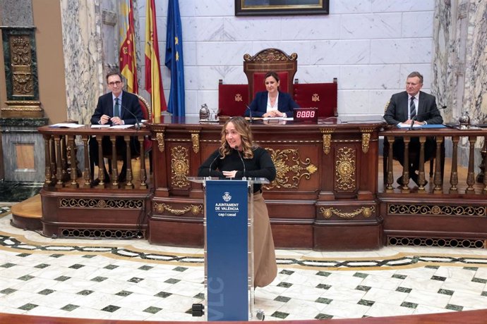 Imatge del ple ordinari de febrer 2026 a  l'Ajuntament de València, al que ha tornat l'edil de Compromís Glòria Tello després d'haver superat un càncer. 