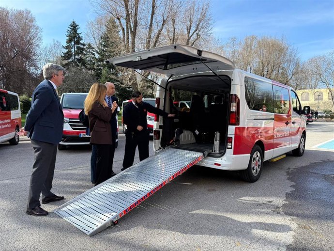 La Agencia Madrileña de Atención Social (AMAS) incorpora 12 nuevos vehículos adaptados a su flota para trasladar a mayores y personas con discapacidad
