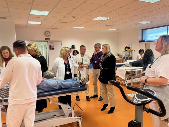 La delegada territorial de la Consejería de Sanidad en Cádiz, Eva Pajares, durante una visita a las salas de fisioterapia del Servicio de Rehabilitación del Hospital de la Janda, en Vejer de la Frontera