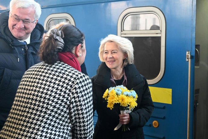 La presidenta de la Comisión Europea, Ursula von der Leyen, a su llegada este martes a Kiev para conmemorar el 4º aniversario de la invasión rusa de Ucrania