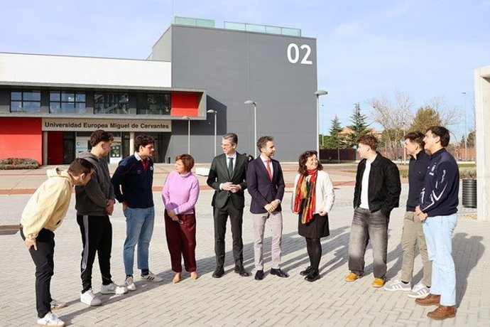 Foto, de izq. A dcha.: El rector David García López, el consejero delegado, Jesús Zarzuela, y la vicerrectora de Estudiantes y Vida Universitaria, Berta García, junto con los estudiantes vencedores y la profesora Macarena Gonzalo Alonso-Buenaposada