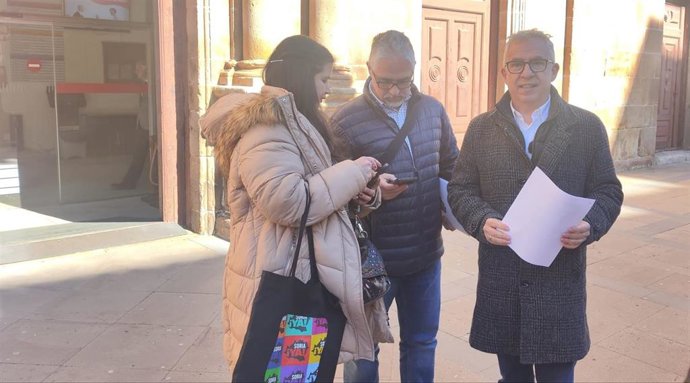 Ángel Ceña (D) Valora Junto A Miembros De Soria ¡YA! La Resolución De La Junta Electoral Central.