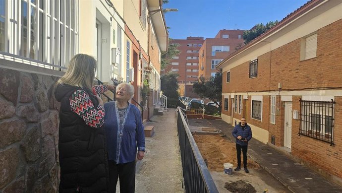 La alcaldesa de Guadalajara, Ana Guarinos, visitando las obras de la calle Sevilla.