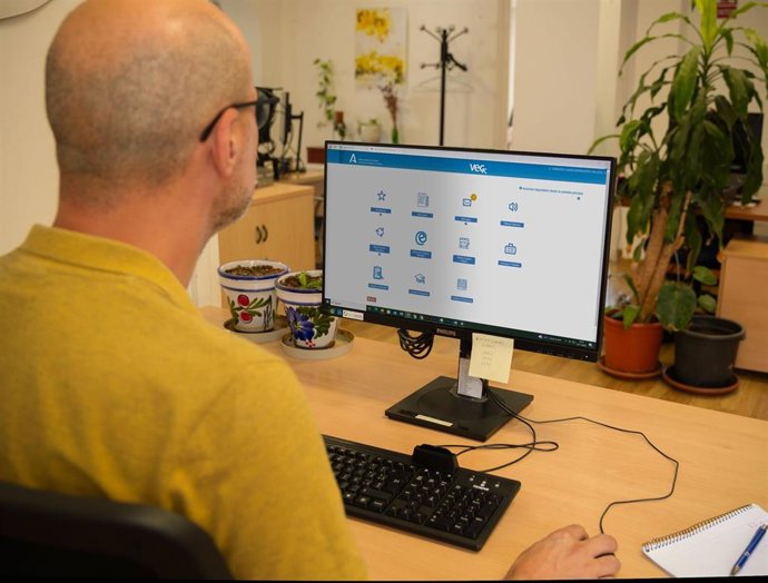 Archivo - Trabajador del SAS.