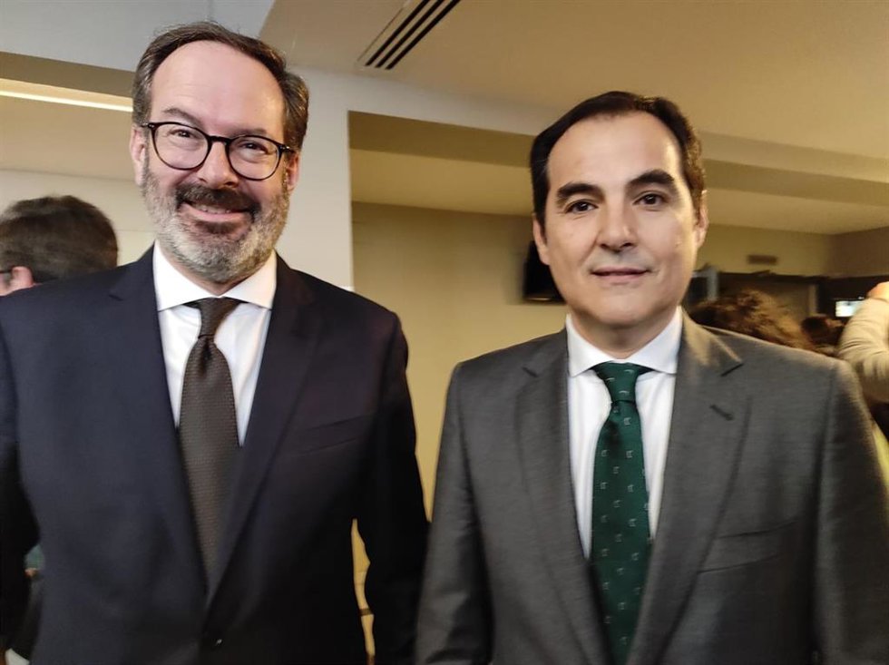 Nieto (dcha.), junto al delegado del Gobierno andaluz en Córdoba, Adolfo Molina.