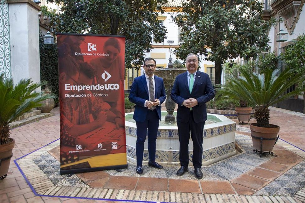 El delegado de Desarrollo Económico de la Diputación de Córdoba, Félix Romero (izda.), y el el vicerrector de Formación Continua, Empleabilidad y Emprendimiento de la UCO, Antonio Arenas.