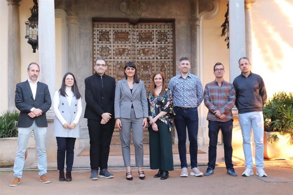Visita de la secretaria de Estado de Digitalización e Inteligencia Artificial, María González Veracruz, en el centro en la imagen, a Granada