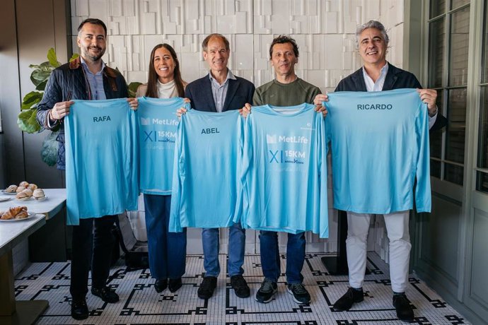La XI 15 Km MetLife Madrid Activa, que estrena homologación con récord de 9.000 corredores, presentó la camiseta de la próxima edición.