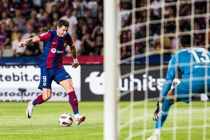 Archivo - Robert Lewandoski of Fc Barcelona in action during the Spanish league, La Liga EA Sports, football match played between FC Barcelona and Real Betis at Estadi Olimpic Lluis Company on September 16, 2023 in Barcelona, Spain.