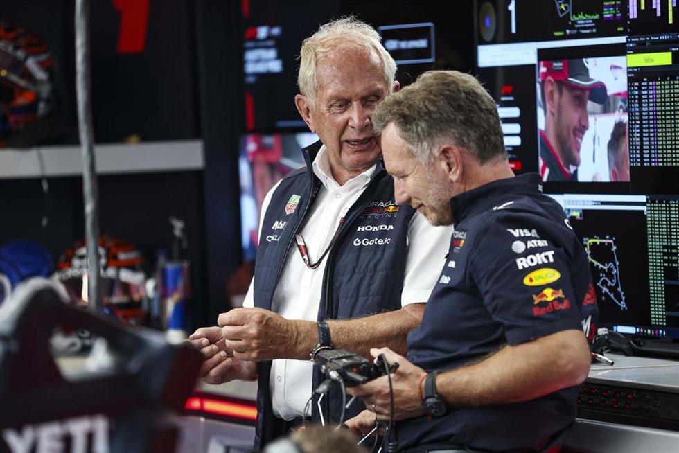Archivo - Helmut Marko habla con Christian Horner durante un Gran Premio del Mundial de F1