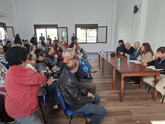 El subdelegado del Gobierno, Javier Salas, ha mantenido un encuentro con el alcalde de Benaoján, Guillermo Becerra, miembros de la corporación municipal y alrededor de un centenar de vecinos y empresarios del municipio.