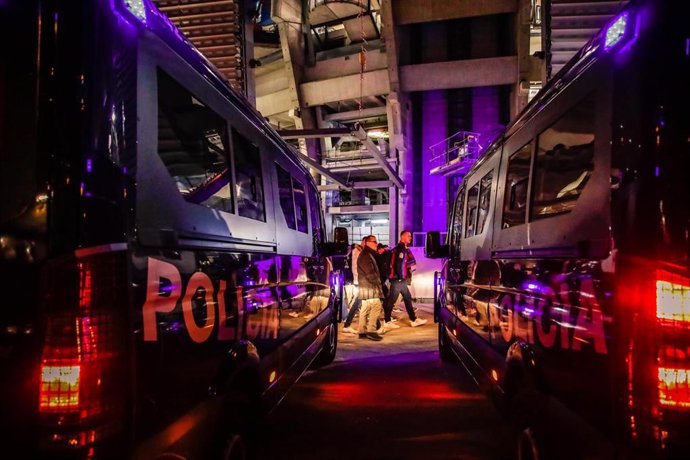 Archivo - Agentes de policía escoltan a los aficionados en las inmediaciones del estadio Santiago Bernabéu después de la segunda semifinal de la Copa del Rey entre el Real Madrid y FC Barcelona, 2 de marzo de 2023, en Madrid (España).