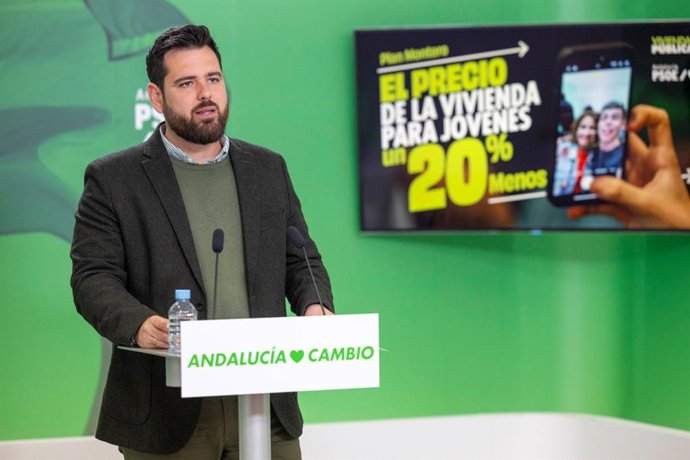 El secretario adjunto de Organización del PSOE-A, Alejandro Moyano, en rueda de prensa en Sevilla.
