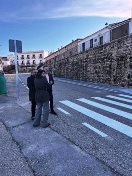 Nuevo acerado peatonal en el acceso a Baños de la Encina