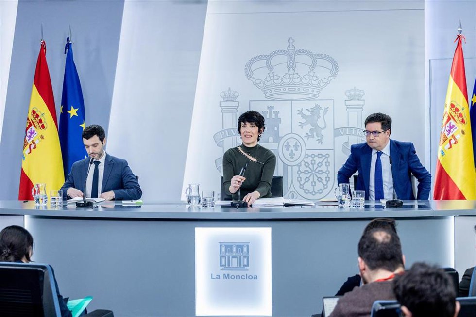 El ministro de Consumo y Agenda 2030, Pablo Bustinduy, la ministra de Inclusión Seguridad Social y Migraciones, Elma Saiz, y el ministro para la Transformación Digital, Óscar López, durante una rueda de prensa tras el Consejo de Ministros, a 24 de febre