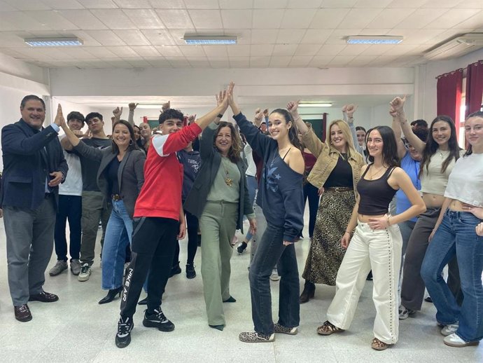 La consejera de Desarrollo Educativo y Formación Profesional, María del Carmen Castillo, junto a responsables municipales y alumnado, durante su visita a un centro educativo de Albox (Almería).