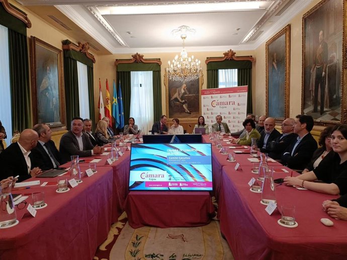 La alcaldesa de Gijón, Carmen Moriyón, y el presidente de la Cámara de Comercio de Gijón, Félix Baragaño,  presiden el encuentro mantenido, en el Salón de Recepciones municipal, entre el Comité Ejecutivo de la Cámara y la Corporación gijonesa.