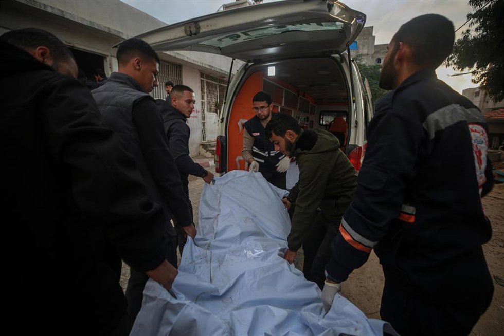 Archivo - Palestinos trasladan un cadáver tras un ataque del Ejército de Israel en diciembre de 2025 contra la Franja de Gaza, a pesar del alto el fuego en vigor desde el 10 de octubre de ese año (archivo)