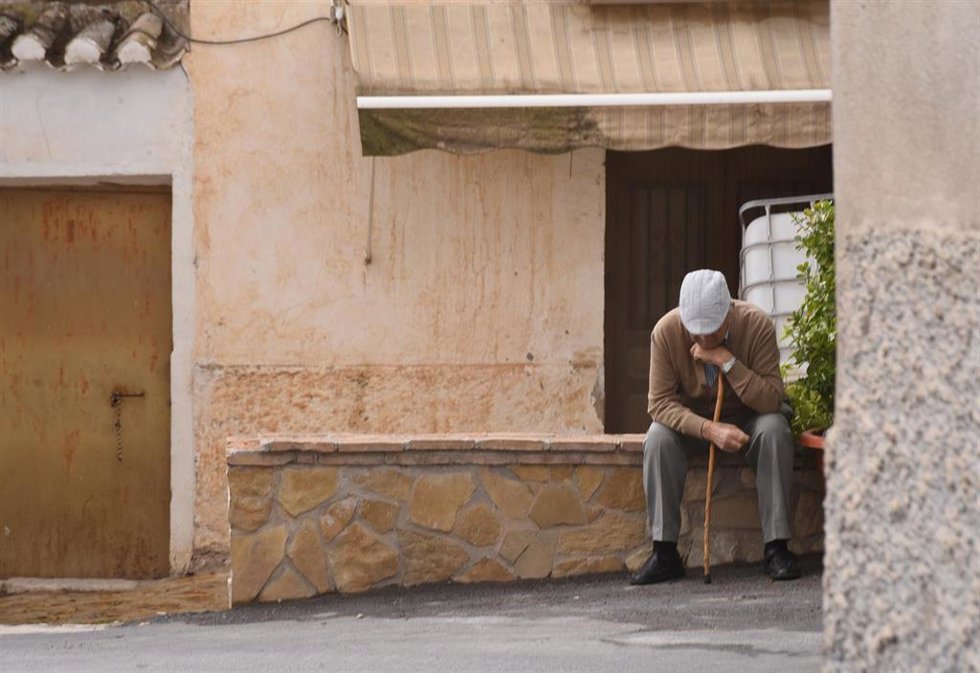 Archivo - Imagen de un hombre mayor en un municipio de Granada