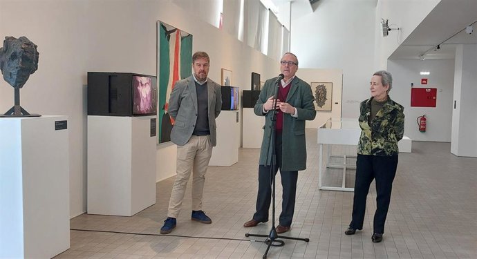 El director del IAACC Pablo Serrano, Julio Ramón; el director de Museos y Exposiciones de la Fundación Juan March, Manuel Fontán del Junco; y la comisaria de la exposición, Alicia Chillida.