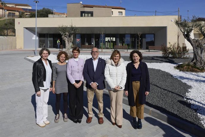 La presidenta de Navarra, María Chivite, junto al resto de participantes en la visita al nuevo centro de día de Murchante