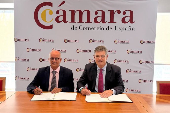 El presidente del Consejo  General de Graduados Sociales de España (CGGSE) , Joaquín Merchán Bermejo, junto al presidente del Centro Español de Mediación (CEM), Rafael Catalá, durante la firma del convenio para la meidación civil y mercantil