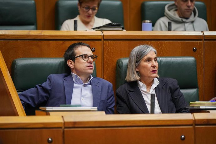 Archivo - El líder de EH Bildu en el Parlamento Vasco, Pello Otxandiano, y la portavoz de EH Bildu en el Parlamento Vasco, Nerea Kortajarena, en el Parlamento vasco