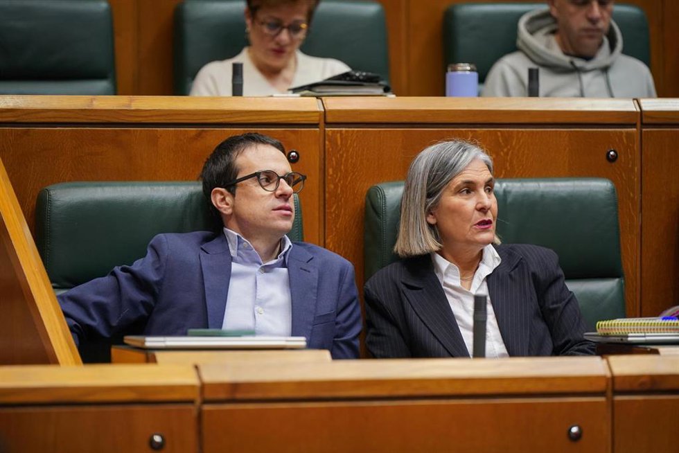 Archivo - El líder de EH Bildu en el Parlamento Vasco, Pello Otxandiano, y la portavoz de EH Bildu en el Parlamento Vasco, Nerea Kortajarena, en el Parlamento vasco