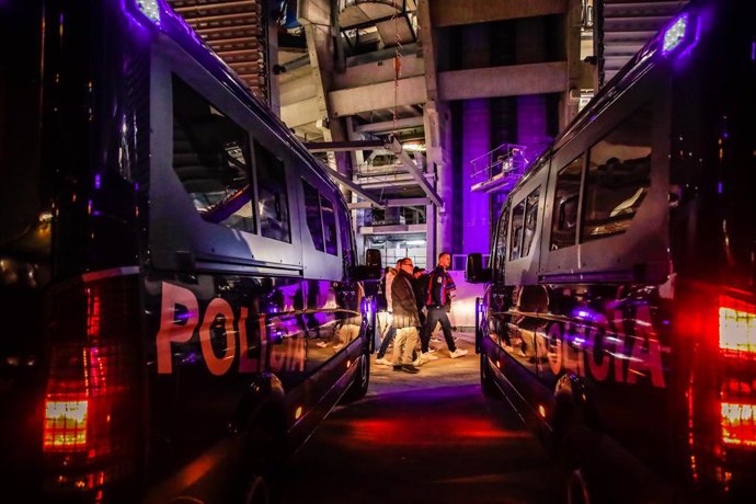 Archivo - Agentes de policía escoltan a los aficionados en las inmediaciones del estadio Santiago Bernabéu después de la segunda semifinal de la Copa del Rey entre el Real Madrid y FC Barcelona, 2 de marzo de 2023, en Madrid (España). El encuentro de ida 