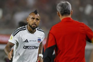 Futbol, Colo Colo vs Everton. Fecha 2, Liga de Primera 2026. El jugador de Colo Colo Arturo Vidal es fotografiado junto a su entrenador Fernando Ortiz durante el partido de primera division contra Everton disputado en el estadio Monumental de Santiago,