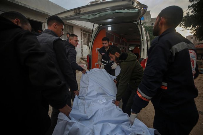 Archivo - Arquivo - 13 de dezembro de 2025, Cidade de Gaza, Faixa de Gaza, Território Palestino: Vários feridos e mortos chegaram ao Hospital Al-Shifa em Gaza após um ataque aéreo israelense a um carro a oeste da cidade de Gaza, em 13 de dezembro de 2025.