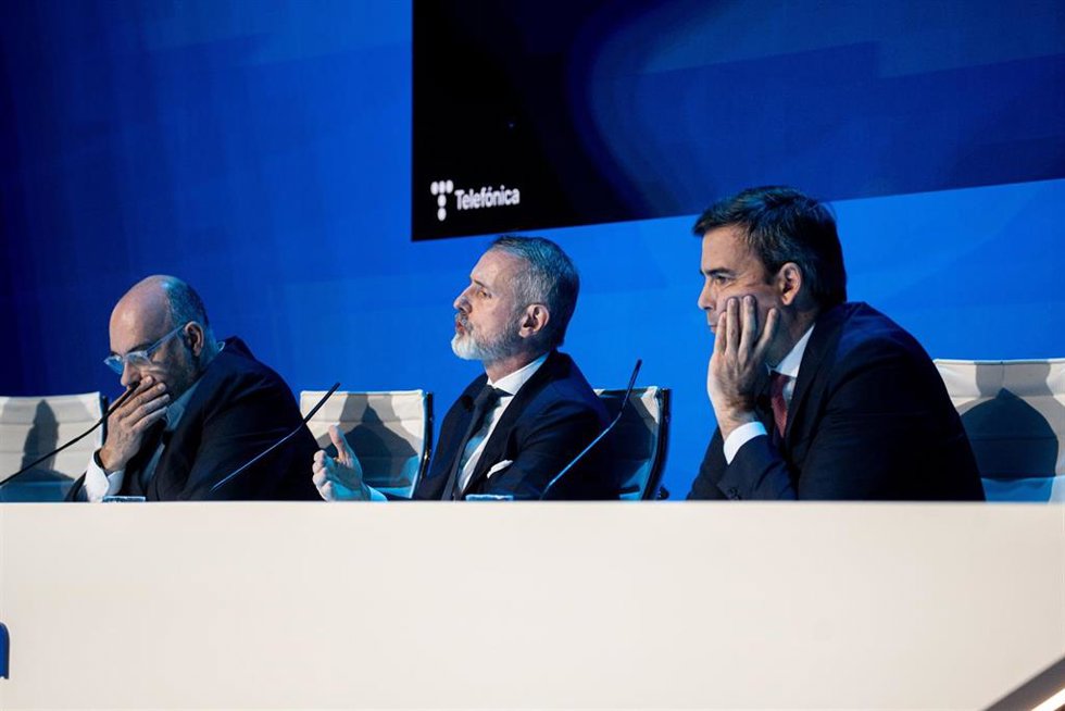 (I-D) El consejero delegado de Telefónica,  Emilio Gayo; el presidente ejecutivo de Telefónica, Marc Murtra; y el director de Finanzas y Desarrollo Corporativo de Telefónica, Juan Azcue; durante la presentación de los resultados correspondientes al ejer