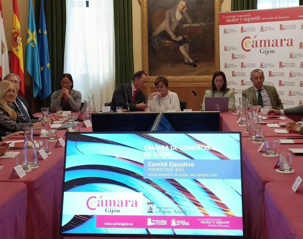 La alcaldesa de Gijón, Carmen Moriyón, y el presidente de la Cámara de Comercio de Gijón, Félix Baragaño, presiden el encuentro mantenido, en el Salón de Recepciones municipal, entre el Comité Ejecutivo de la Cámara y la Corporación gijonesa.