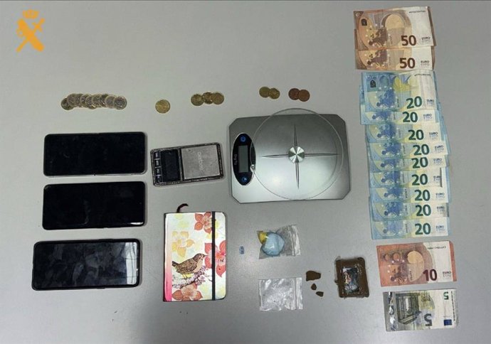 Material y dinero incautado por Guardia Civil