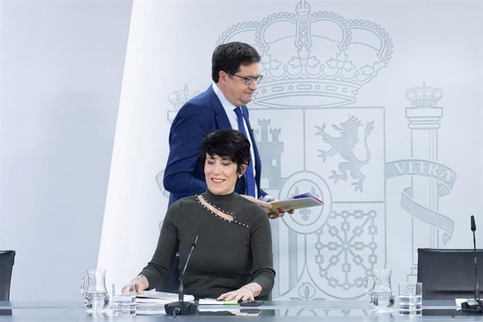 La ministra de Inclusión Seguridad Social y Migraciones, Elma Saiz, y el ministro para la Transformación Digital, Óscar López, durante una rueda de prensa tras el Consejo de Ministros, a 24 de febrero de 2026, en Madrid (España). El Gobierno ha aprobado e